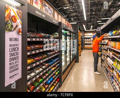 Ripiani di cibo nel supermercato senza contanti, Amazon Go store, American automatizzato della catena di supermercati, Seattle, Washington, USA, America del Nord Foto Stock