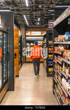 Ripiani di cibo nel supermercato senza contanti, Amazon Go store, American automatizzato della catena di supermercati, Seattle, Washington, USA, America del Nord Foto Stock