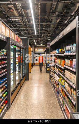 Ripiani di cibo nel supermercato senza contanti, Amazon Go store, American automatizzato della catena di supermercati, Seattle, Washington, USA, America del Nord Foto Stock