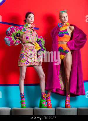 Modelli Emmie Brookes (sinistra) e Robyn Cadman (destra) modello progetta di fare ogni giorno una festa collezione dallo stilista di moda Laura-Shannon Harding, precedendo la Leeds Arts University Graduate fashion show. Foto Stock