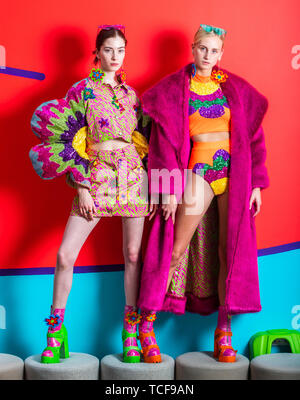 Modelli Emmie Brookes (sinistra) e Robyn Cadman (destra) modello progetta di fare ogni giorno una festa collezione dallo stilista di moda Laura-Shannon Harding, precedendo la Leeds Arts University Graduate fashion show. Foto Stock