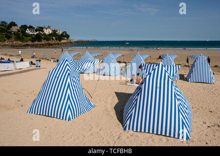 Blu e bianca a strisce ombrelloni sulla spiaggia, Plage de l'Ecluse, Dinard, Brittany, Francia Foto Stock