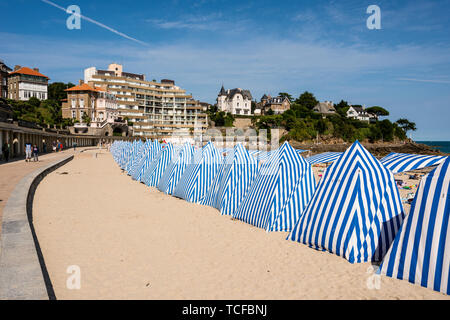 Blu e bianca a strisce ombrelloni sulla spiaggia, Plage de l'Ecluse, Dinard, Brittany, Francia Foto Stock