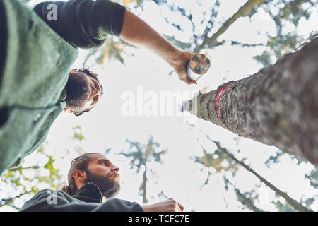 Guardaboschi mark tronco di albero con il colore rosso per il raccolto di legno nel distretto di foresta Foto Stock