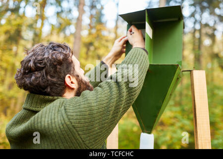 Forester su un bostrico note trap risultato di controllo di peste Foto Stock