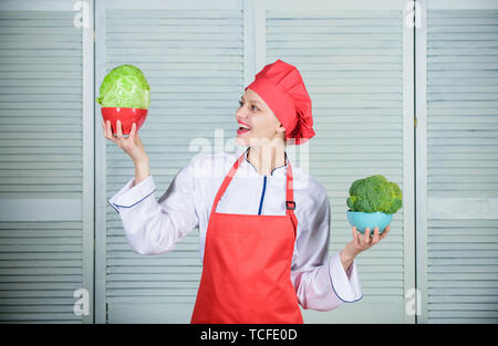 La dieta e dieta concetto. Come molte porzioni desiderate mangiare. Calcolare la normale porzione di cibo. Donna cuocere tenere bocce. Calcolare la quantità di calorie si consumano. Calcola il tuo cibo porzioni dimensioni. Foto Stock