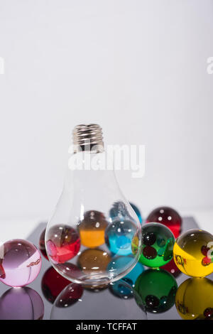 Piccole sfere di vetro in astratto composizione macro. Foto Stock