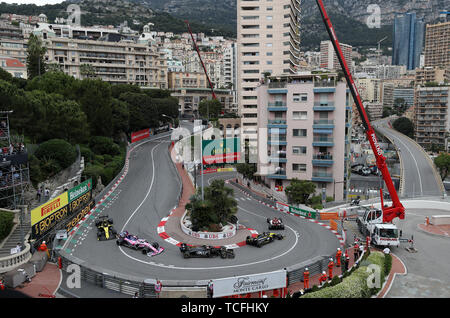 Alfa Romeo di Kimi Raikkonen porta round la forcina durante il 2019 Grand Prix di Monaco sul Circuito de Monte Carlo, Monaco Foto Stock