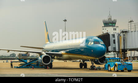 A Saigon, Vietnam - Apr 17, 2018. Vietnam Airlines VN-A356 (Airbus A321) docking all'Aeroporto Tan Son Nhat (SGN) a Saigon (Ho Chi Minh, Vietnam. Foto Stock