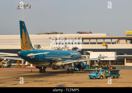 A Saigon, Vietnam - Apr 17, 2018. Vietnam Airlines VN-A398 (Airbus A321) docking all'Aeroporto Tan Son Nhat (SGN) a Saigon (Ho Chi Minh, Vietnam. Foto Stock