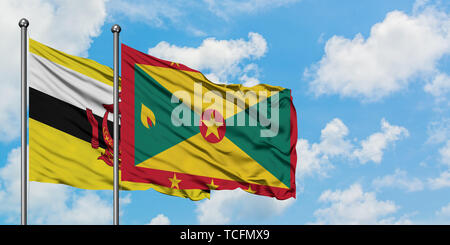 Brunei e Grenada bandiera sventolare nel vento contro bianco torbido cielo blu insieme. Concetto di Diplomazia e relazioni internazionali. Foto Stock