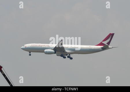 Kuala Lumpur, Malesia - Apr 22, 2018. B-LBH Cathay Dragon Airbus A330-300 atterraggio all'Aeroporto Internazionale di Kuala Lumpur (KLIA-KUL). Foto Stock