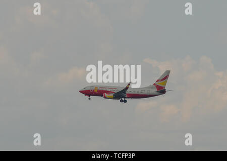 Kuala Lumpur, Malesia - Apr 22, 2018. B-1565 Lucky Air Boeing 737-700 atterraggio all'Aeroporto Internazionale di Kuala Lumpur (KLIA-KUL). Foto Stock