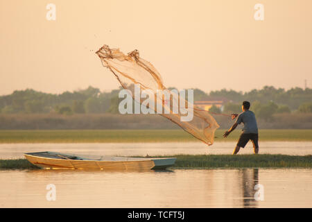 NAKHON PHNOM, Tailandia - il Nov 4, 2018 : pescatore di una rete di colata nel lago Foto Stock