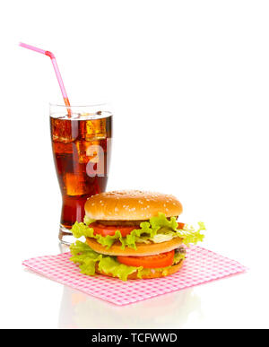 Grandi e gustosi hamburger e cola isolato su bianco Foto Stock