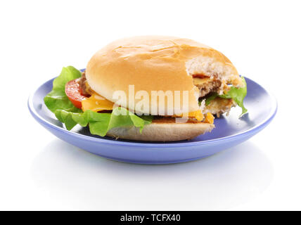 Morso cheeseburger sulla piastra isolata su bianco Foto Stock