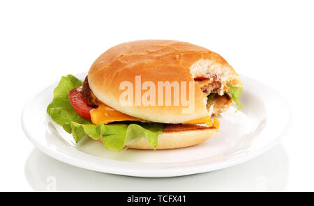 Morso cheeseburger sulla piastra isolata su bianco Foto Stock