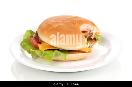 Morso cheeseburger sulla piastra isolata su bianco Foto Stock