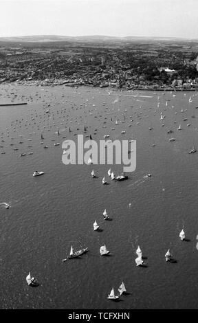 Vela - Cowes Week 1990 Cowes, Isle of Wight Foto di Tony Henshaw Foto Stock