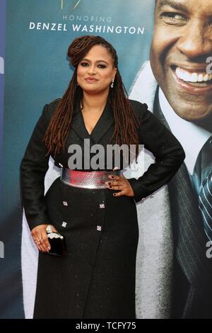 Ava DuVernay presso gli arrivi di AFI Life Achievement Award omaggio a Denzel Washington, Dolby Theatre a Hollywood e Highland Center, Los Angeles, CA Giugno 6, 2019. Foto di: Priscilla concedere/Everett Collection Foto Stock