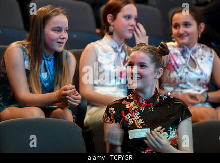 (190607) -- WELLINGTON, 7 giugno 2019 (Xinhua) -- concorrenti in cheongsam cinese sono visti al dodicesimo 'Ponte cinese' Cinese proficiency concorrenza a Wellington, Nuova Zelanda, 7 giugno 2019. I dipartimenti manche eliminatorie del XII "Ponte cinese' Cinese proficiency concorrenza estera per gli studenti della scuola secondaria di calci fuori al Wellington galleria qui il venerdì. Il concorso era suddiviso in gruppo Junior e Senior Group e gruppo terziario, e comprendeva due sezioni, il discorso e la visualizzazione di un talento. (Xinhua/Guo Lei) Foto Stock