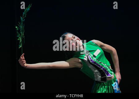 (190607) -- WELLINGTON, 7 giugno 2019 (Xinhua) -- concorrente Ruby Barton fasi cinese danza folk durante il dodicesimo 'Ponte cinese' Cinese proficiency concorrenza a Wellington, Nuova Zelanda, 7 giugno 2019. I dipartimenti manche eliminatorie del XII "Ponte cinese' Cinese proficiency concorrenza estera per gli studenti della scuola secondaria di calci fuori al Wellington galleria qui il venerdì. Il concorso era suddiviso in gruppo Junior e Senior Group e gruppo terziario, e comprendeva due sezioni, il discorso e la visualizzazione di un talento. (Xinhua/Guo Lei) Foto Stock