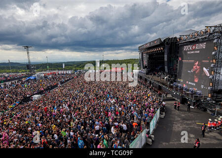 Nurburg, Germania. 07Th Giugno, 2019. Per tutti i fan del rock folla in open-air festival 'Rock Am Ring' durante la performance della band "Halestorm' nella parte anteriore del palco principale. In tre giorni circa 75 bande eseguire sulle tre fasi di fronte a più di 80.000 spettatori. Foto: Thomas Frey/dpa Credito: dpa picture alliance/Alamy Live News Foto Stock