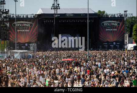 Norimberga, Germania. 07Th Giugno, 2019. I numerosi visitatori della open-air festival 'Rock im Park il supporto nella parte anteriore del palco principale. Il festival di musica fino al 9 giugno 2019. Credito: Daniel Karmann/dpa/Alamy Live News Foto Stock