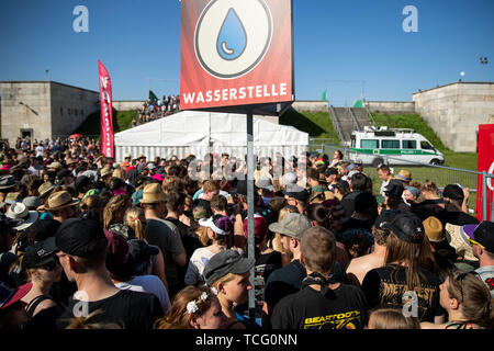 Norimberga, Germania. 07Th Giugno, 2019. Un waterhole a open-air festival 'Rock im Park' non è più visibile a causa dei numerosi visitatori. Il festival di musica fino al 9 giugno 2019. Credito: Daniel Karmann/dpa/Alamy Live News Foto Stock