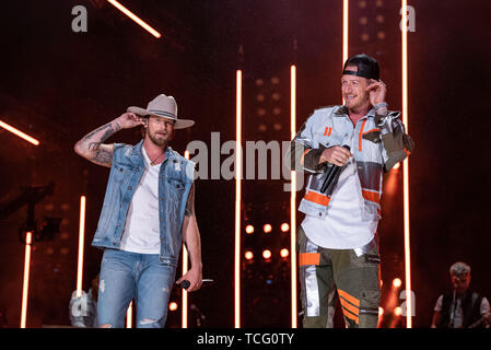 NASHVILLE, Tennessee - 06 giugno: Brian Kelley e Tyler Hubbard di Florida Georgia la linea eseguire sul palco durante il giorno 1 di 2019 CMA Music Festival il Giugno 06, 2019 a Nashville, nel Tennessee. Foto: Andrew Wendowski per imageSPACE/MediaPunch Foto Stock
