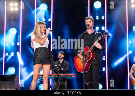 NASHVILLE, Tennessee - 06 giugno: Kelsea Ballerini e Andrew Taggart del Chainsmokers eseguire sul palco durante il giorno 1 di 2019 CMA Music Festival il Giugno 06, 2019 a Nashville, nel Tennessee. Foto: Andrew Wendowski per imageSPACE/MediaPunch Foto Stock