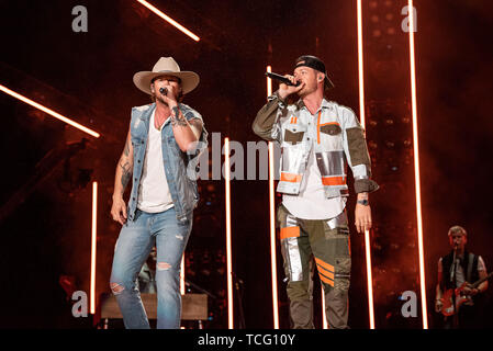 NASHVILLE, Tennessee - 06 giugno: Brian Kelley e Tyler Hubbard di Florida Georgia la linea eseguire sul palco durante il giorno 1 di 2019 CMA Music Festival il Giugno 06, 2019 a Nashville, nel Tennessee. Foto: Andrew Wendowski per imageSPACE/MediaPunch Foto Stock