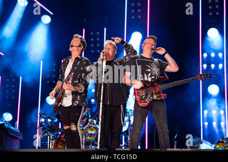 NASHVILLE, Tennessee - 06 giugno: Gary LeVox, Jay DeMarcus e Joe Don Rooney di Rascal Flatts eseguire sul palco durante il giorno 1 di 2019 CMA Music Festival il Giugno 06, 2019 a Nashville, nel Tennessee. Foto: Andrew Wendowski per imageSPACE/MediaPunch Foto Stock