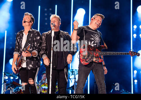 NASHVILLE, Tennessee - 06 giugno: Gary LeVox, Jay DeMarcus e Joe Don Rooney di Rascal Flatts eseguire sul palco durante il giorno 1 di 2019 CMA Music Festival il Giugno 06, 2019 a Nashville, nel Tennessee. Foto: Andrew Wendowski per imageSPACE/MediaPunch Foto Stock