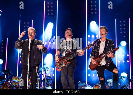 NASHVILLE, Tennessee - 06 giugno: Gary LeVox, Jay DeMarcus e Joe Don Rooney di Rascal Flatts eseguire sul palco durante il giorno 1 di 2019 CMA Music Festival il Giugno 06, 2019 a Nashville, nel Tennessee. Foto: Andrew Wendowski per imageSPACE/MediaPunch Foto Stock