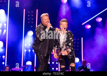 NASHVILLE, Tennessee - 06 giugno: Gary LeVox e Joe Don Rooney di Rascal Flatts eseguire sul palco durante il giorno 1 di 2019 CMA Music Festival il Giugno 06, 2019 a Nashville, nel Tennessee. Foto: Andrew Wendowski per imageSPACE/MediaPunch Foto Stock