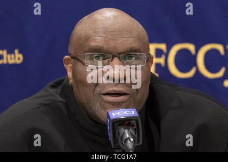 Tokyo, Giappone. Il 7 giugno, 2019. American pro fighter e attore Bob Sapp parla durante una conferenza stampa presso i corrispondenti stranieri' Club del Giappone nel centro di Tokyo. Sapp, che è anche un ex American NFL player, WWE wrestler professionista e Campione del Mondo di kick boxer ha visitato il club per condividere le sue opinioni su TV giapponese industria come uno straniero celebrità in Giappone. Come attore ha partecipato a diversi film tra cui "Conan il barbaro' e con Adam Sandler in 'la più lunga cantiere" Credito: Rodrigo Reyes Marin/ZUMA filo/Alamy Live News Foto Stock