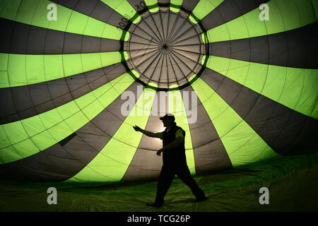 Mlada Boleslav, Repubblica Ceca. Il 7 giugno, 2019. Xvii Czech Mongolfiere Fiesta ''Belske hemzeni'' si svolgerà a Mlada Boleslav (50 chilometri a nord di Praga) nella Repubblica Ceca. Un Balloonist Ludek Krizek dalla Boemia Balloon Team si prepara per takeof a Mlada Boleslav.La mongolfiera è il più antico di successo di umani che porta la tecnologia di volo. Il 21 novembre 1783, a Parigi, Francia, il primo volo abitato fu fatta da Jean-François Pilatre de Rozier e Francois Laurent d'Arlandes in mongolfiera creata dai fratelli Montgolfier. Credito: ZUMA Press, Inc./Alamy Live ne Foto Stock