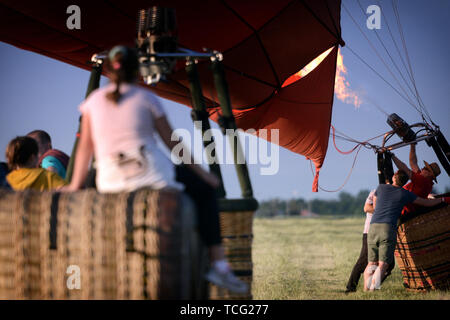 Mlada Boleslav, Repubblica Ceca. Il 7 giugno, 2019. Xvii Czech Mongolfiere Fiesta ''Belske hemzeni'' si svolgerà a Mlada Boleslav (50 chilometri a nord di Praga) nella Repubblica Ceca. Un Balloonist prepara per takeof a Mlada Boleslav.La mongolfiera è il più antico di successo di umani che porta la tecnologia di volo. Il 21 novembre 1783, a Parigi, Francia, il primo volo abitato fu fatta da Jean-François Pilatre de Rozier e Francois Laurent d'Arlandes in mongolfiera creata dai fratelli Montgolfier. Credito: ZUMA Press, Inc./Alamy Live News Foto Stock