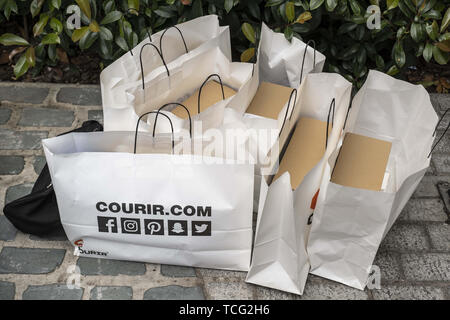 Barcellona, in Catalogna, Spagna. Il 7 giugno, 2019. Diversi negozi sacchetti contenenti il nuovo Yeezy adidas Boost scarpa 350 modello progettato da Kanye West sono visti sulla strada.Il costruttore tedesco di calzature sportive Adidas ha lanciato la limited edition del Boost Yeezy 350 calzatura sportiva modello progettato da rapper Kanye West. La limitata produzione di questo modello ha reso molti giovani si affollano davanti a negozi e rivenditori per essere uno dei fortunati. Credito: Paco Freire SOPA/images/ZUMA filo/Alamy Live News Foto Stock