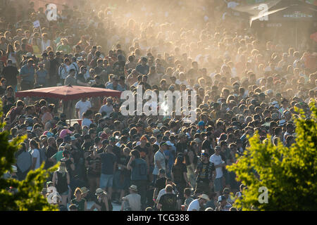 Norimberga, Germania. 07Th Giugno, 2019. I visitatori di open-air festival 'Rock im Park a piedi su festival grounds di sera sun. Il festival di musica fino al 9 giugno 2019. Credito: Daniel Karmann/dpa/Alamy Live News Foto Stock