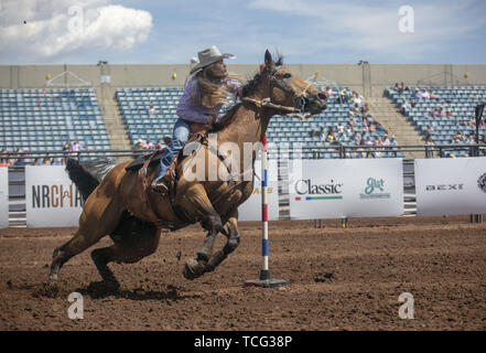 Heber City, Utah, Stati Uniti d'America. Il 6 giugno, 2019. Uno studente di scuola superiore a cavallo prende parte alla Pole bending evento presso la Utah High School Rodeo Association Finals di Heber City Utah, Giugno 7, 2019. Gli studenti di tutto lo stato dello Utah si sono riuniti per competere in Barrel racing e Pole bending, Capra di legatura, Breakaway Roping, Mucca Taglio, Bull Riding, Bareback Riding, Saddle Bronc Riding, legare giù di roping, Steer wrestling, e Team roping. Credito: Natalie Behring/ZUMA filo/Alamy Live News Foto Stock