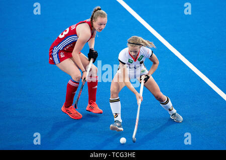 Londra, Regno Unito. 07 GIU, 2019. Isabelle Petter di Surbiton (GBR) (sinistra) e Hanna Granitzki (GER) (a destra) durante il connettore FIH Pro League match tra Gran Bretagna vs Germania (uomini) a Lea Valley Hockey e il Centro Tennis di Venerdì, Giugno 07, 2019 a Londra Inghilterra. (Solo uso editoriale, è richiesta una licenza per uso commerciale. Nessun uso in scommesse, giochi o un singolo giocatore/club/league pubblicazioni. Credito: Taka Wu/Alamy Live News Foto Stock