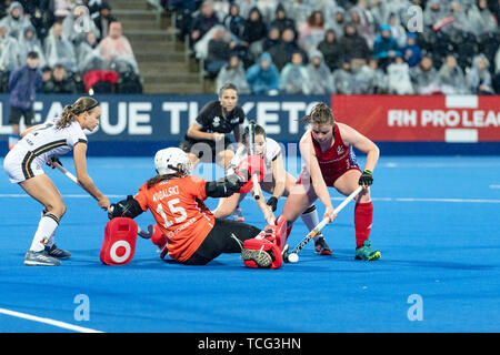 Londra, Regno Unito. 07 GIU, 2019. Tessa Howard dell Università di Durham (GBR) (a destra) in azione durante il connettore FIH Pro League match tra Gran Bretagna vs Germania (uomini) a Lea Valley Hockey e il Centro Tennis di Venerdì, Giugno 07, 2019 a Londra Inghilterra. (Solo uso editoriale, è richiesta una licenza per uso commerciale. Nessun uso in scommesse, giochi o un singolo giocatore/club/league pubblicazioni. Credito: Taka Wu/Alamy Live News Foto Stock