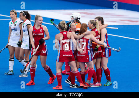 Londra, Regno Unito. 07 GIU, 2019. Tessa Howard dell Università di Durham (GBR) (quarta da destra) festeggia un goal con compagni di squadra durante il connettore FIH Pro League match tra Gran Bretagna vs Germania (uomini) a Lea Valley Hockey e il Centro Tennis di Venerdì, Giugno 07, 2019 a Londra Inghilterra. (Solo uso editoriale, è richiesta una licenza per uso commerciale. Nessun uso in scommesse, giochi o un singolo giocatore/club/league pubblicazioni. Credito: Taka Wu/Alamy Live News Foto Stock