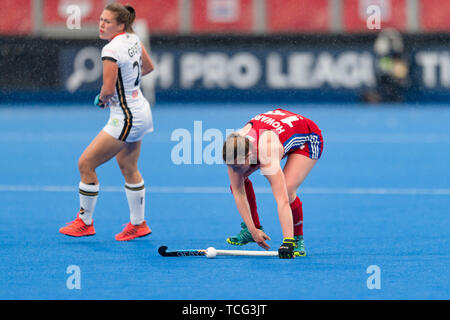 Londra, Regno Unito. 07 GIU, 2019. Tessa Howard dell Università di Durham (GBR) (destro) tenta di ha rotto la sfera durante il connettore FIH Pro League match tra Gran Bretagna vs Germania (uomini) a Lea Valley Hockey e il Centro Tennis di Venerdì, Giugno 07, 2019 a Londra Inghilterra. (Solo uso editoriale, è richiesta una licenza per uso commerciale. Nessun uso in scommesse, giochi o un singolo giocatore/club/league pubblicazioni. Credito: Taka Wu/Alamy Live News Foto Stock