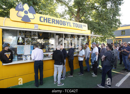 Kiev, Ucraina. Il 7 giugno, 2019. Visitatori stand in linea per un tour di Chernobyl punto informazioni all'ingresso della centrale di Cernobil zona di esclusione di Chernobyl, in Ucraina, il 7 giugno 2019. Il successo di un'U.S. Del HBO miniserie televisiva "Chernobyl' ha rinnovato interesse in tutto il mondo su dell'Ucraina 1986 catastrofe nucleare. Turismo a Cernobyl ha spiked 40% dopo il debutto della serie HBO in maggio, agenzie di giro riportato . Credito: ZUMA Press, Inc./Alamy Live News Foto Stock