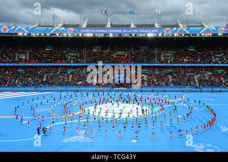 Parigi, Francia. Il 7 giugno, 2019. Le persone a svolgere durante la cerimonia di apertura del 2019 FIFA Coppa del Mondo Femminile a Parigi, Francia, giugno 7, 2019. Credito: Zheng Huansong/Xinhua/Alamy Live News Foto Stock