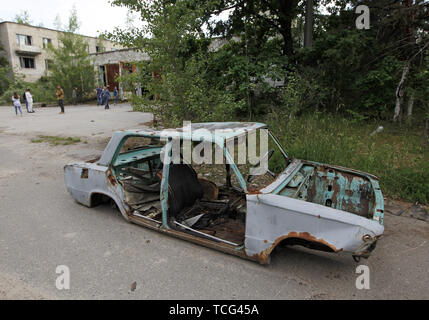 Kiev, Ucraina. Il 7 giugno, 2019. Un relitto auto è visto nella città abbandonate di pripjat di Chernobyl, in Ucraina, il 7 giugno 2019. Il successo di un'U.S. Del HBO miniserie televisiva "Chernobyl' ha rinnovato interesse in tutto il mondo su dell'Ucraina 1986 catastrofe nucleare. Turismo a Cernobyl ha spiked 40% dopo il debutto della serie HBO in maggio, agenzie di giro riportato . Credito: ZUMA Press, Inc./Alamy Live News Foto Stock