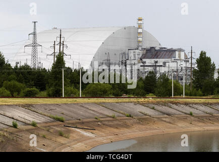 Kiev, Ucraina. Il 7 giugno, 2019. Una vista del nuovo confinamento sicuro oltre il quarto blocco della centrale nucleare di Cernobyl di Chernobyl, in Ucraina, il 7 giugno 2019. Il successo di un'U.S. Del HBO miniserie televisiva "Chernobyl' ha rinnovato interesse in tutto il mondo su dell'Ucraina 1986 catastrofe nucleare. Turismo a Cernobyl ha spiked 40% dopo il debutto della serie HBO in maggio, agenzie di giro riportato . Credito: ZUMA Press, Inc./Alamy Live News Foto Stock